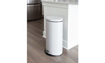 PEDALLI BÜYÜK ÇÖP KOVASI 30 LT SAPLI İÇ KOVA DAHİL BEYAZ RENKLİ 33X25X64CM