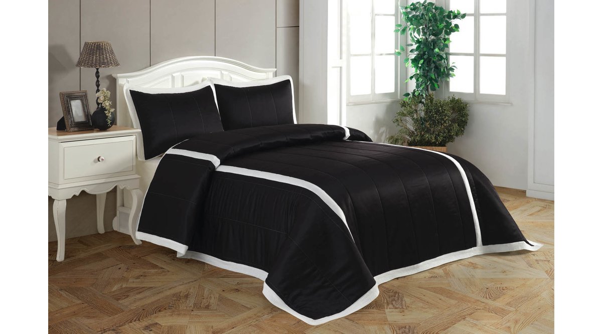 siyah saten yatak örtüsü