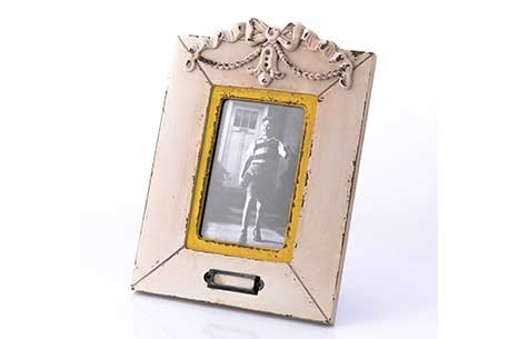 SARI KENARLI BEYAZ MASA ÇERÇEVESİ